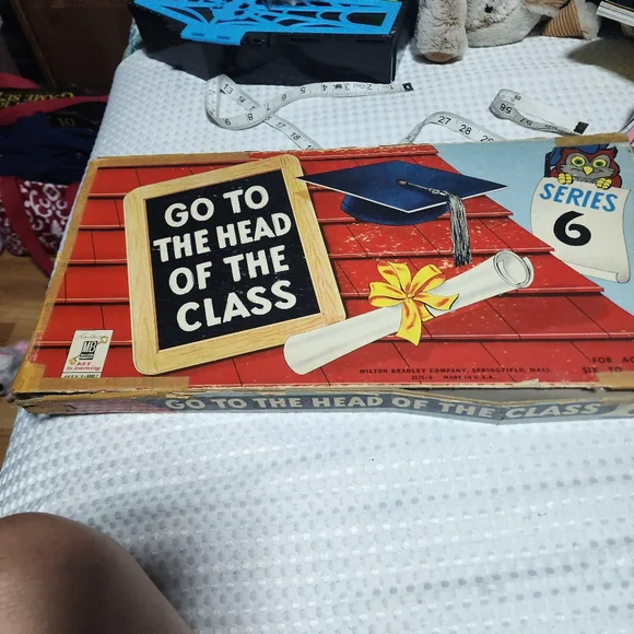 MILTON BRADLEY EUC VINTAGE 1953 GO TO THE HEAD OF THE CLASS BOARD GAME