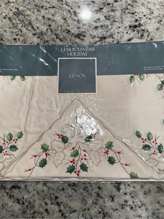 Luxury Lenox Cream Holiday Holly Embroidered Placemat and napkin set (2)