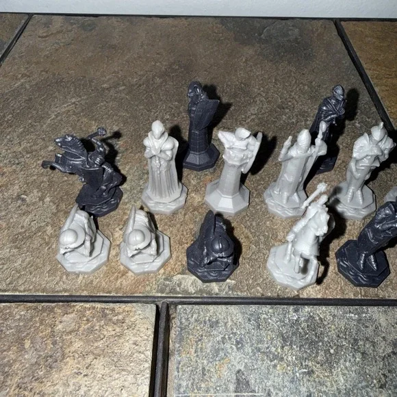 Harry Potter Wizard Chess Set Replacement 19 Gray  Plastic Pieces 1/2