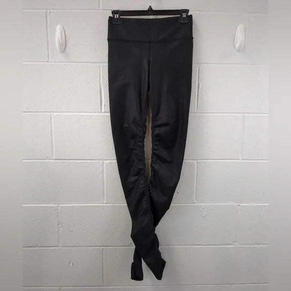 Alo Yoga black scrunch leggings