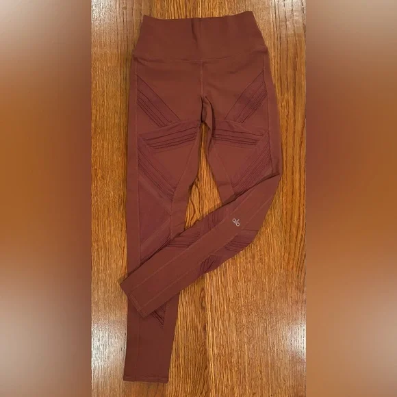 ALO YOGA Ultimate High-Waist Leggings in Earth / Mauve Pink (Moto Paneled)