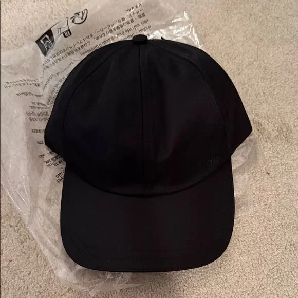 NWT ALO Yoga Sleek Black Hat
