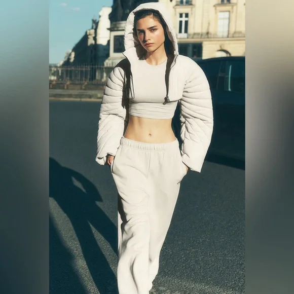 ALO YOGA Accolade Sweatpants in Bone