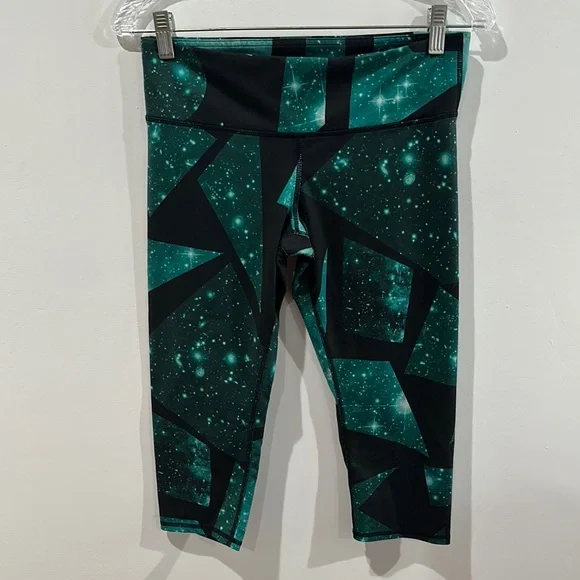 Alo Yoga Airbrush Island Space Capri Crop Leggings Green Black Print