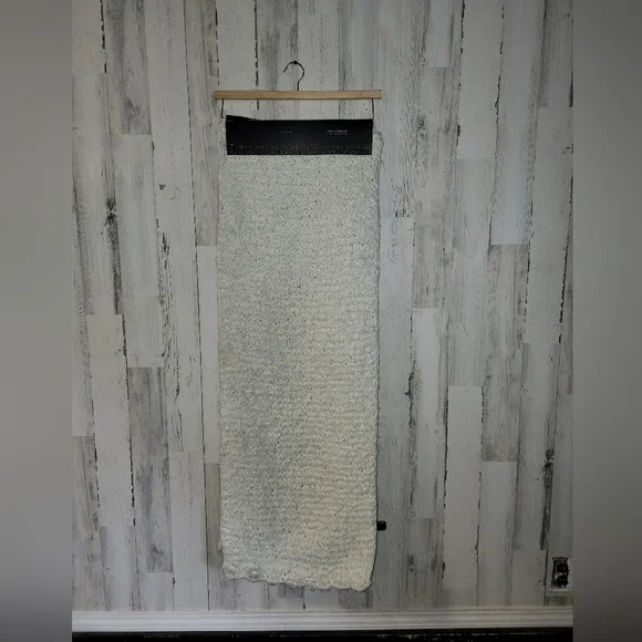 NWT Rachel Zoe Knit Metallic Table Runner
