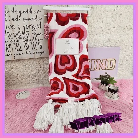 NWT Hugh and Kissed Red Kiss Throw: Romantic Comfort NWT