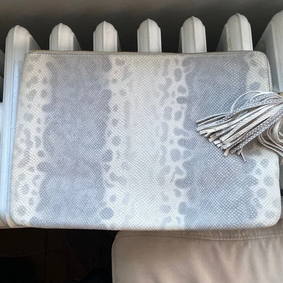 NEW G.I.L.L Leather Pouch with HALOGUARD RFID.