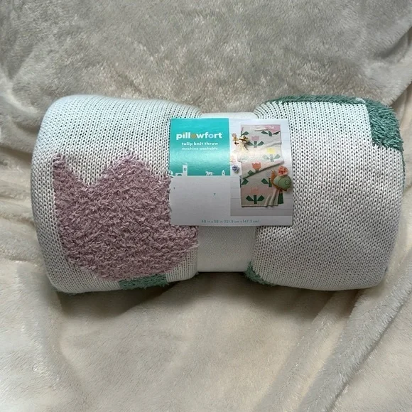 TARGET PILLOWFORT TULIP KNIT THROW 48