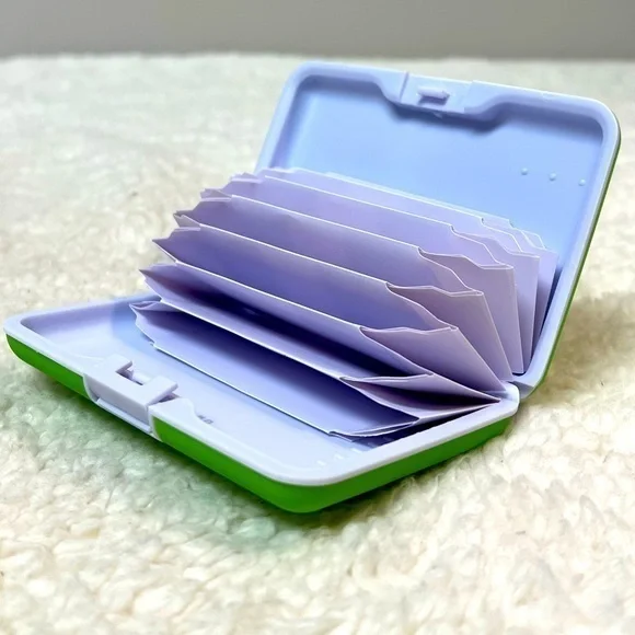 ☀️2/$14☀️Kikkerland Silicone Credit Card ID Case