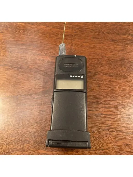 Rare vintage Ericsson Micro-Portable Flipfone Cellular Phone Model KRC 113 177
