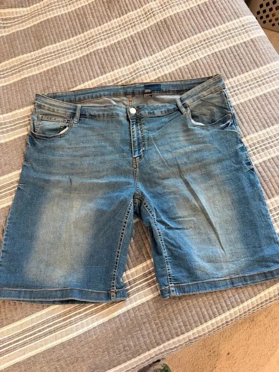 Denim 1982 Women’s Plus Size 26w Classic Mid Wash Denim Bermuda Shorts
