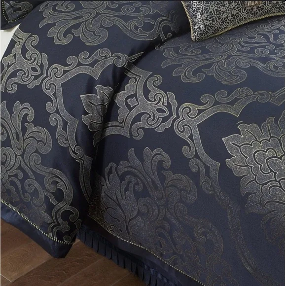 BUY ME 💙Waterford® Linens Vaughn Reversible Comforter Set in Navy/Gold