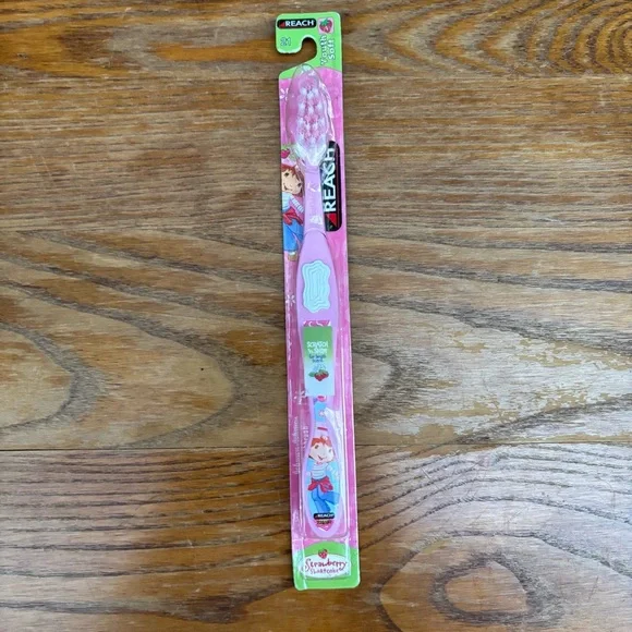Strawberry ShortCake Youth Toothbrush Scratch And Sniff Soft 2005 NEW