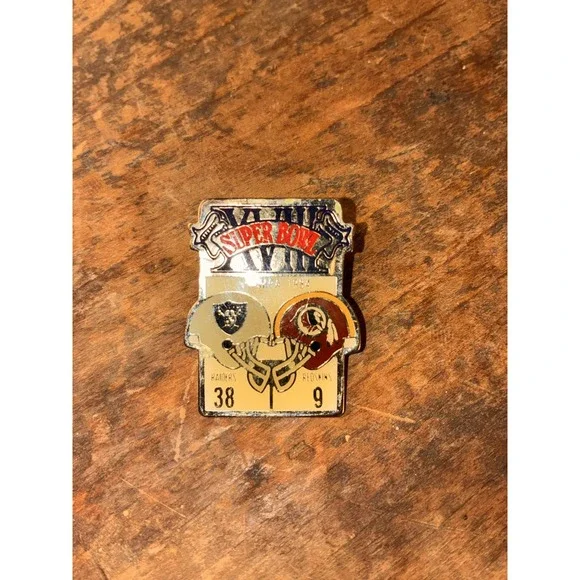Super Bowl XVIII‎ 1984 Raiders 38 vs Redskins 9 Football Pin