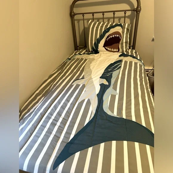 Twin sz shark 🦈 comforter and pillow case