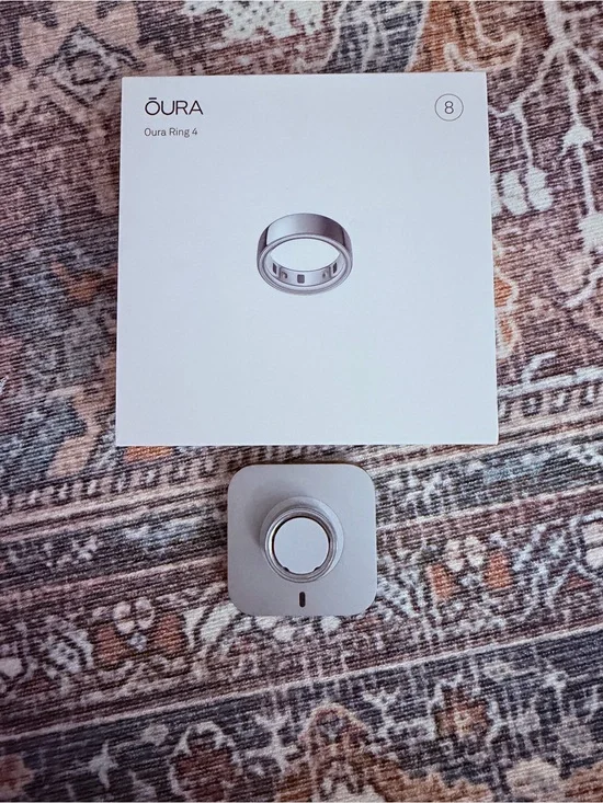 Oura Ring 4 size 8 - Silver with Charging Dock