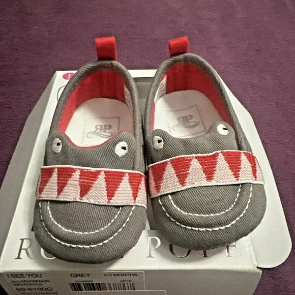 Rosie Pope Infant Size 0-3 Months I See You Embroidered Crib Shoe Grey Prewalker