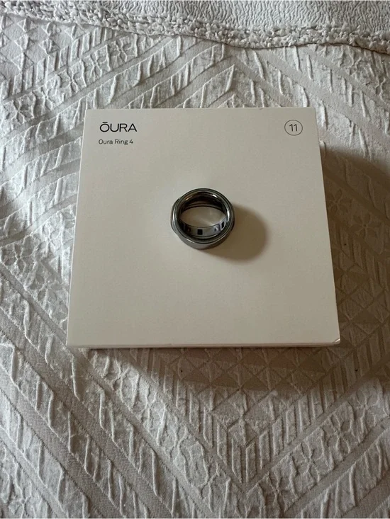 Oura Ring 4 w/ charger - Silver (Size 11)