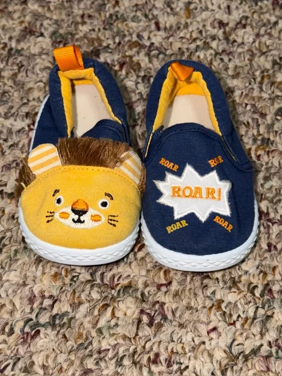 Infant size 2 Slip-On Lion Shoes in Navy and Yellow