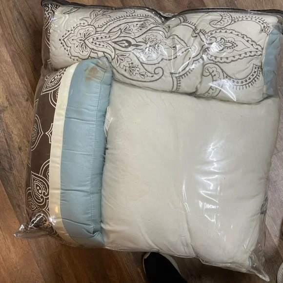 Queen size Elegant Cream and Blue Paisley Comforter Set