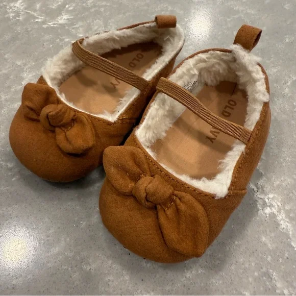 Old Navy Tan Faux Fur Lined Bow Slippers 3-6M EUC