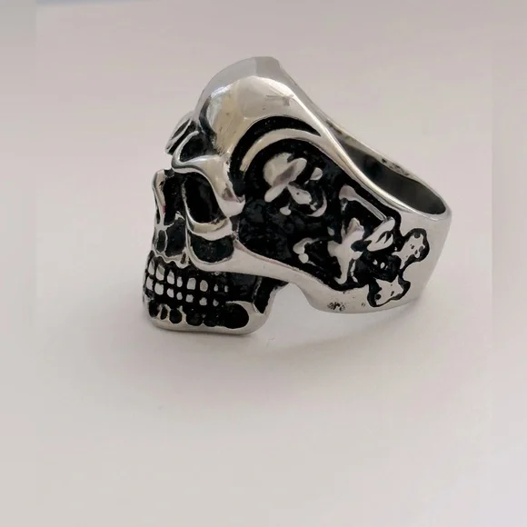 Stainless steel skull ring