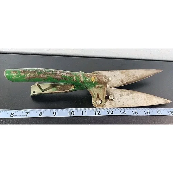 Vintage 1950's Doo Klip Grass Cutting Shears Green‎ Lewis Mfg. Co.