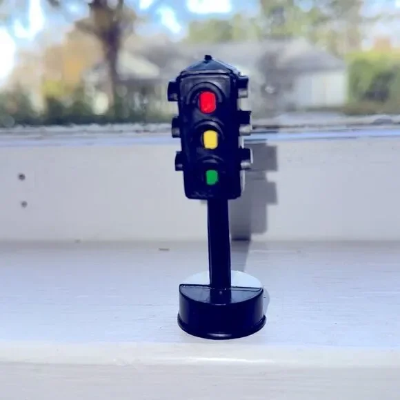 Vintage plastic old fashioned stoplight cake topper or toy‎