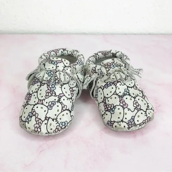Freshly Picked x Sanrio Hello Kitty baby moccasins Peek a Bow‎ size 2 infant