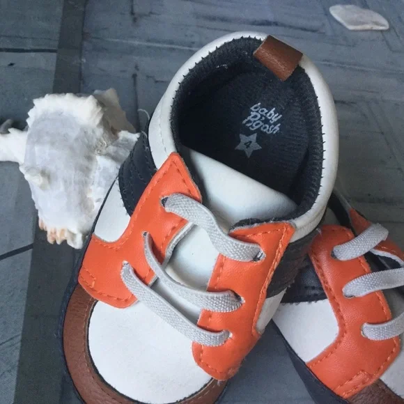 Baby boys shoes size 4