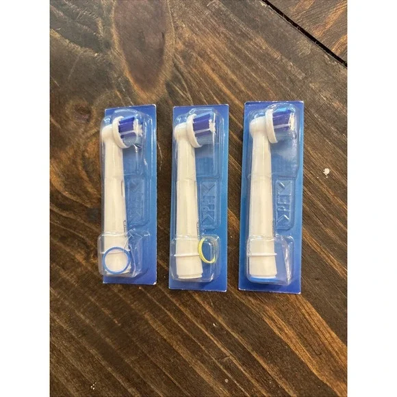 Lot of 3 Genuine Oral-B Replacement Electric Toothbrush Heads 4 704‎ 132-00