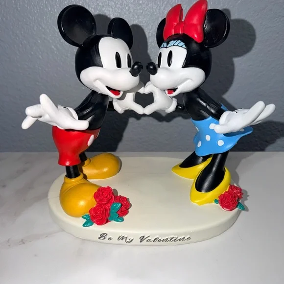 Disney Mickey and Minnie Mouse Valentine's Day Figurine