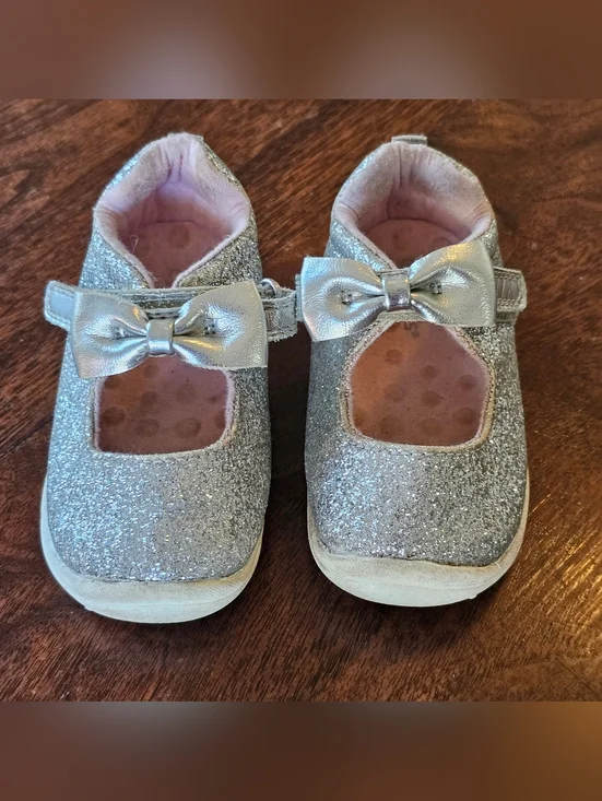 Baby Carters Sparkley Bow Strap Shoes Size 4 for baby