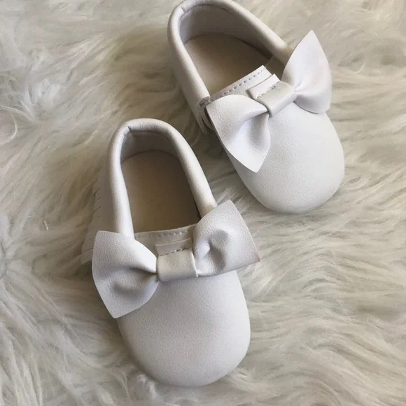 White fringe with bows 6-12M baby girl moccasins