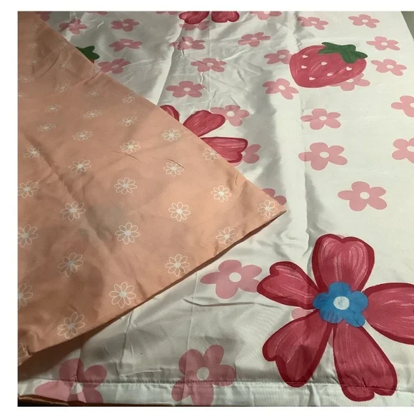 Queen Reversible Strawberry & Floral Pattern Duvet 3 pieces Set New in package