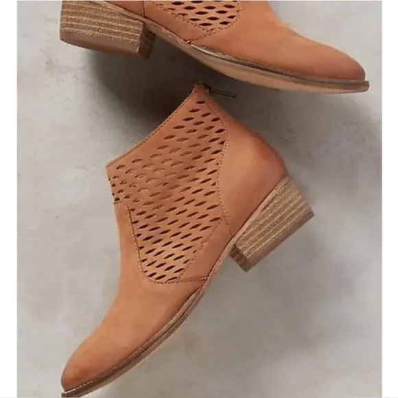 Anthropologie Seychelles Waypoint Tan Booties perforated‎ laser size 8 leather