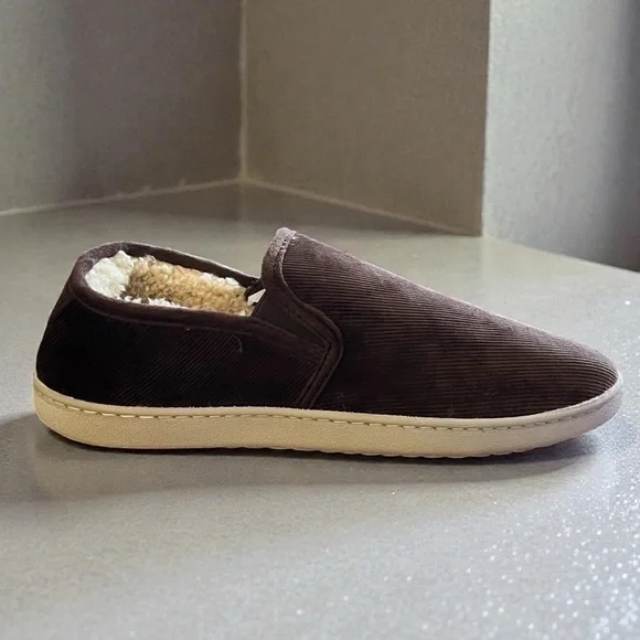 New in Box Dockers Men's All Weather Brown Slippers Antimicrobial