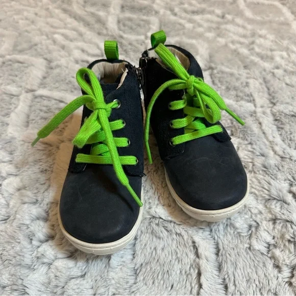 Clarks Boys Suede Boots side zip size 6 toddler