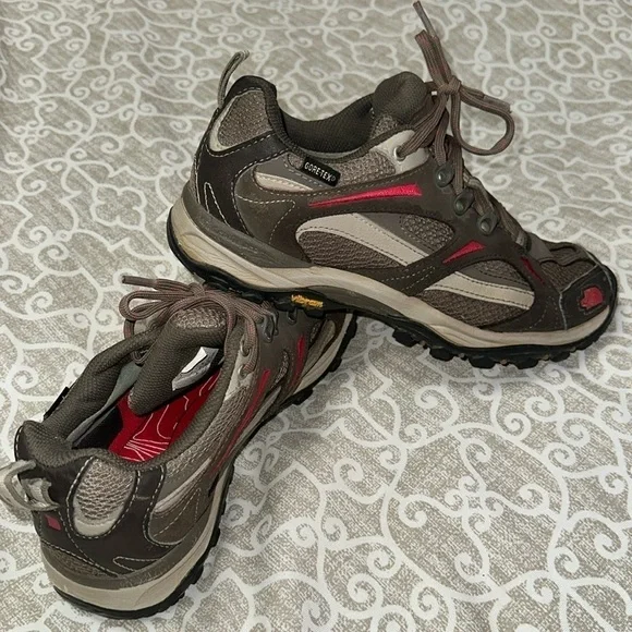 WOMENS sz 7.5 north face shoes gore-tex
