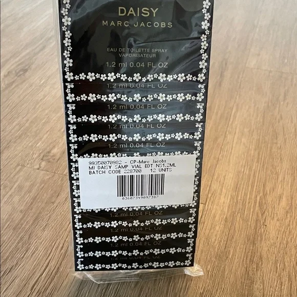 NEW Sealed Sleeve of 12 Carded Sample‎ Vials Marc Jacobs Daisy 1.2 ml