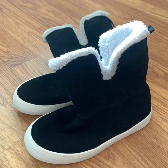 Black fur lined old navy kids boots 1 child youth