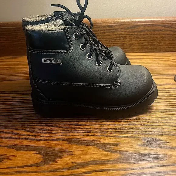 SmartFit skid resistant,‎ waterproof 8.5c boots NEW