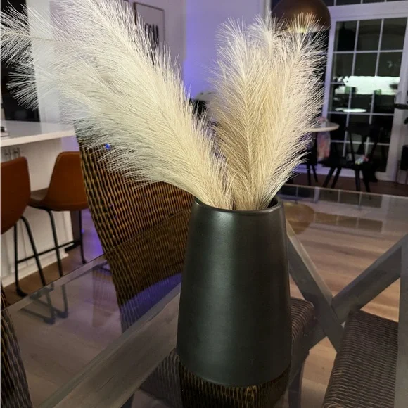Elegant Black Vase with Pampas Grass