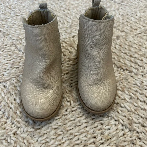 EUC crazy 8 gold metallic Ankle Boots size 6