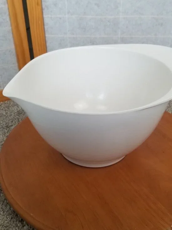 Williams Sonoma White Melamine Bowl with Spout 4 QT Mixing Batter Bowl
