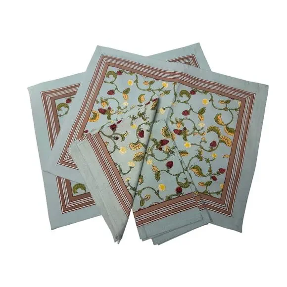 Williams Sonoma Couleur Nature Fraises des Bois (2) placemats and (2) napkins