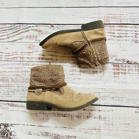 Girls brown suede boots! Size 4