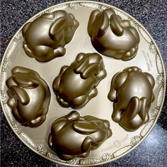 Williams Sonoma Gold Bakewarere