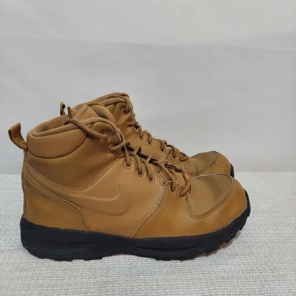 Big Kid's Nike Manoa LTR Wheat/Black (BQ5372 700) Youth 7Y/ Women 8‎