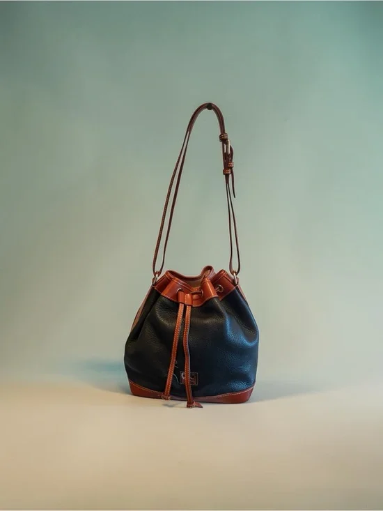 Vtg Dooney & Bourke Black Pebbled Leather Drawstring Bucket Bag Shoulder Purse